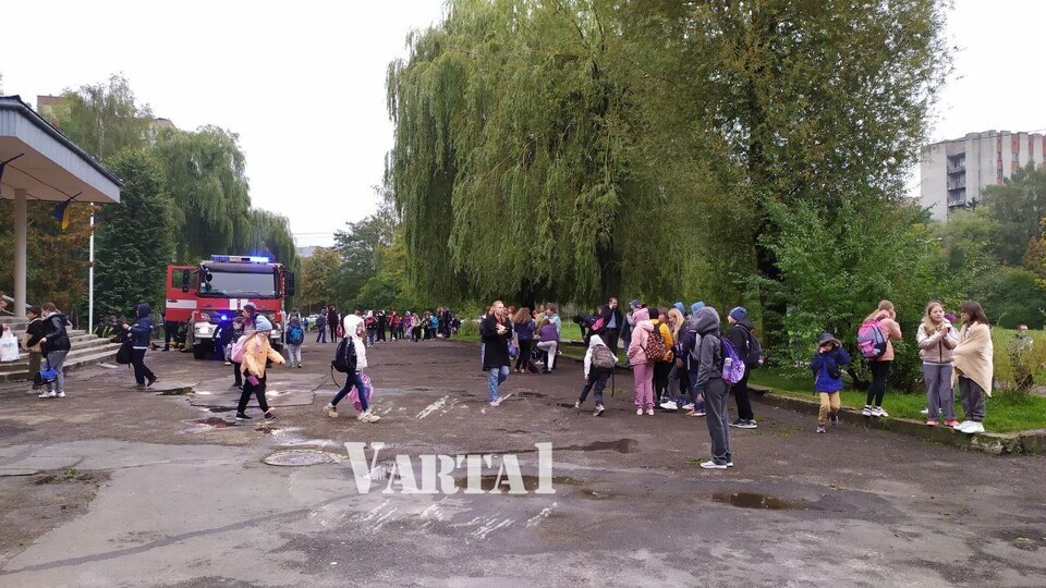 В одній із львівських шкіл спалахнула пожежа: дітей та вчителів евакуювали
