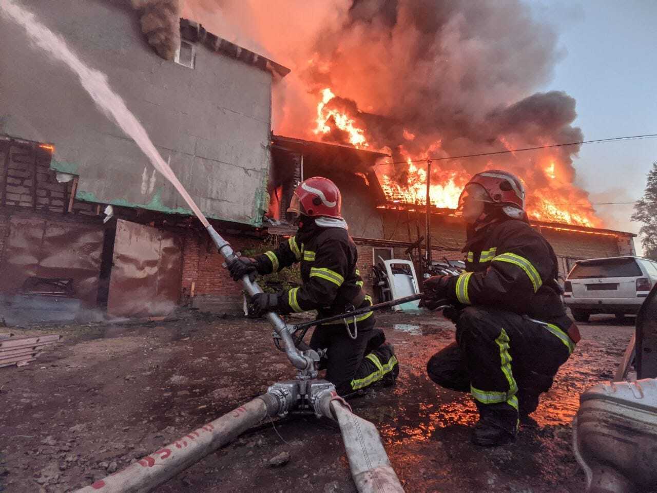 У Києві спалахнула масштабна пожежа, евакуювали 100 осіб. З'явилися фото