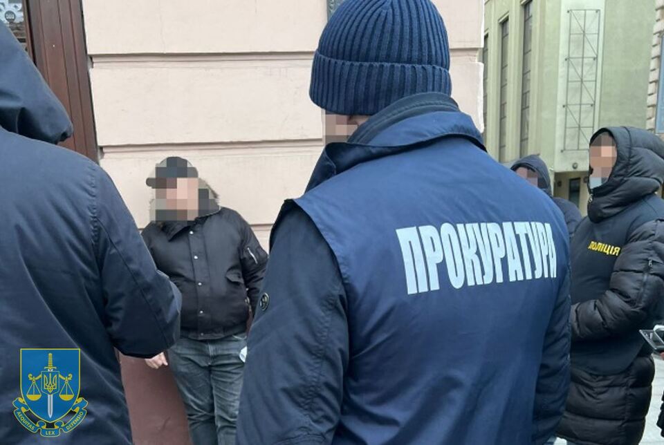 Правоохоронці викрили на хабарі посадовця Державної міграційної служби у Львівській області.