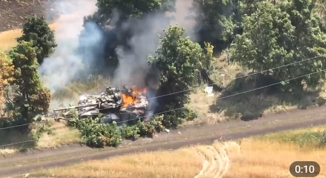 У степах Донеччини українські воїни спалили російський танк