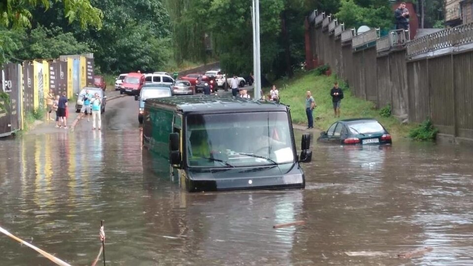 Затопило навіть під'їзди: Київ накрив сильний дощ з градом