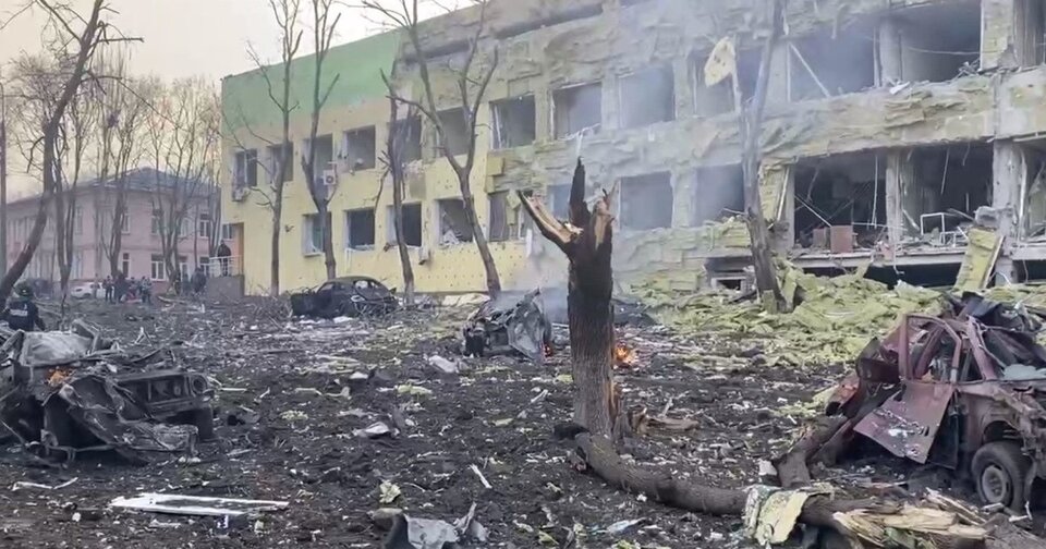 Російські мобільні крематорії запрацювали у Маріуполі: путінські фашисти спалюють тіла вбитих українців