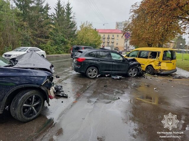 У Львові сталася потрійна ДТП за участю неповнолітнього юнака на BMW