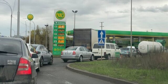 В Україні може різко подорожчати бензин і дизель: уряд призупинив держрегулювання цін