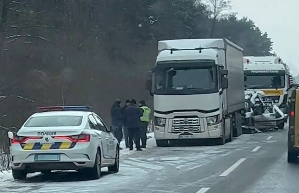 На Львівщині у потрійній ДТП мікроавтобус затиснуло між вантажівками